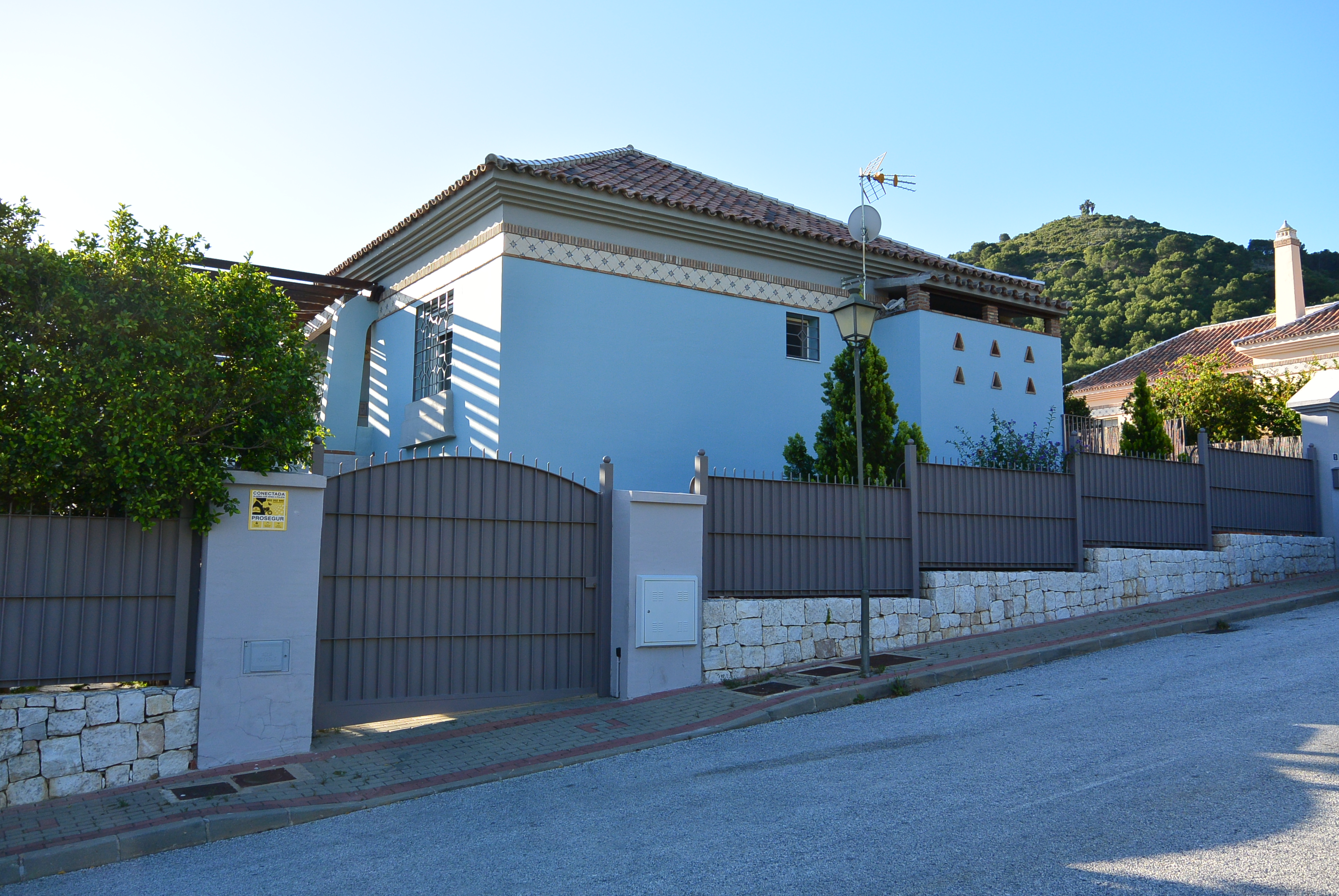 Limpieza y tratamiento profesional de suelo de barro en Alhaurin de la Torre