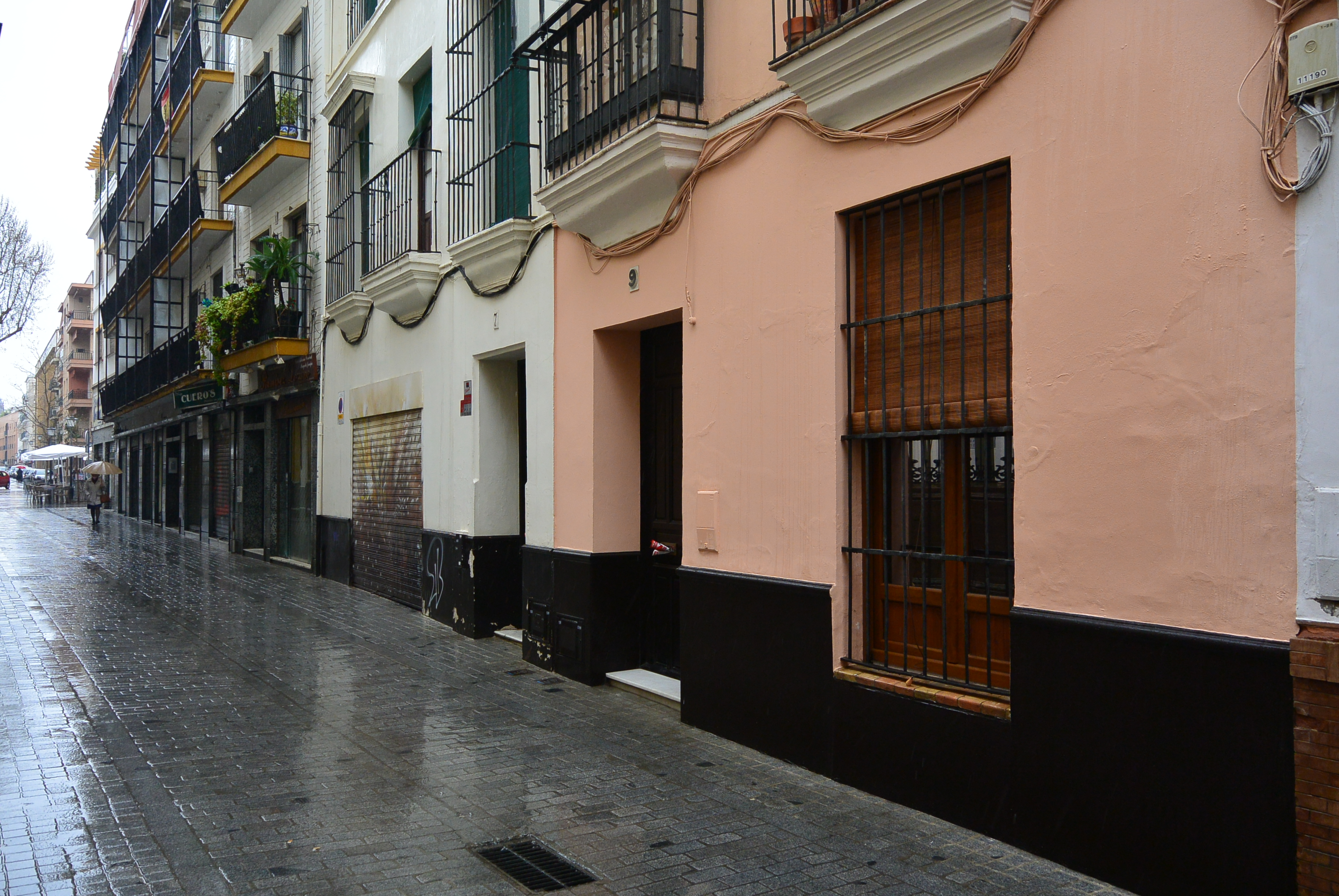 Limpieza de suelo porcelanico con manchas de humedad en Sevilla