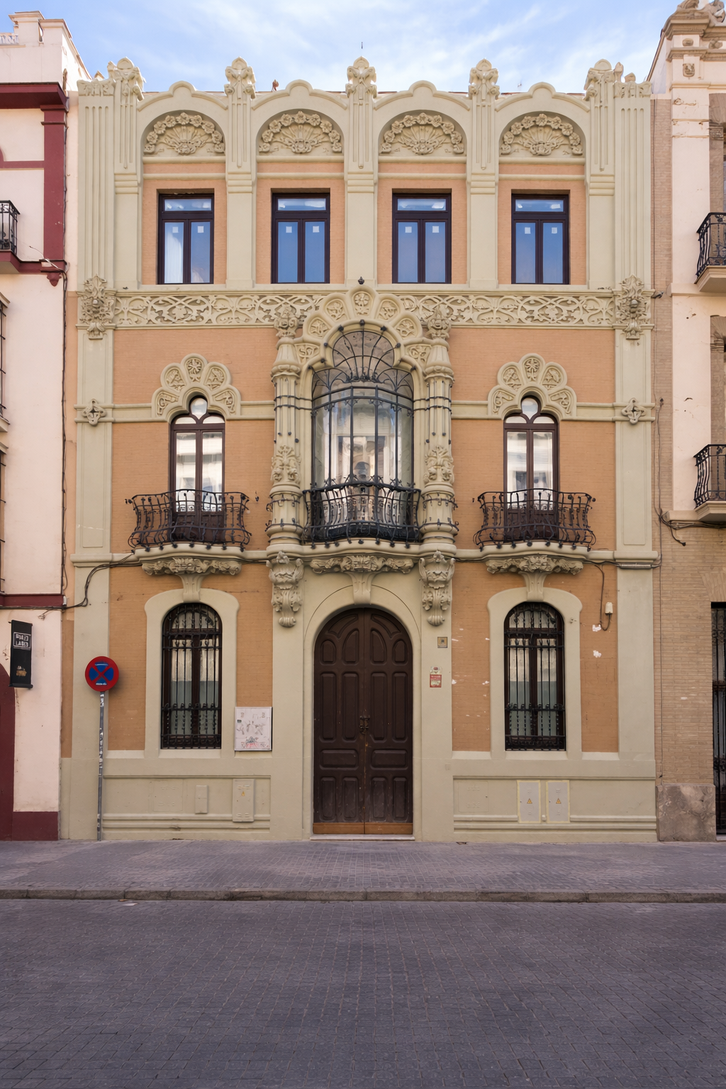 Limpieza y recuperacion de color en suelo hidraulico en Calle Harinas, Sevilla