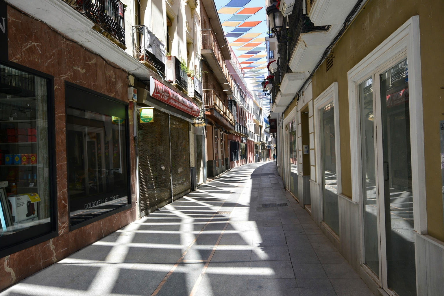 Limpieza y restauracion de suelos hidraulicos en Calle Montesinos, Badajoz