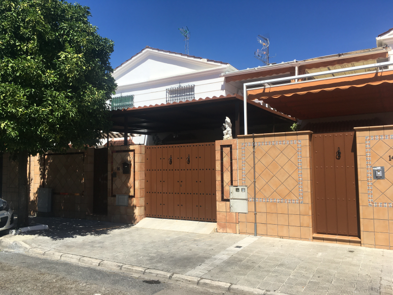 Limpieza y tratamiento de suelo de gres extrusionado en exterior en Condequinto - Condequinto - Sevilla