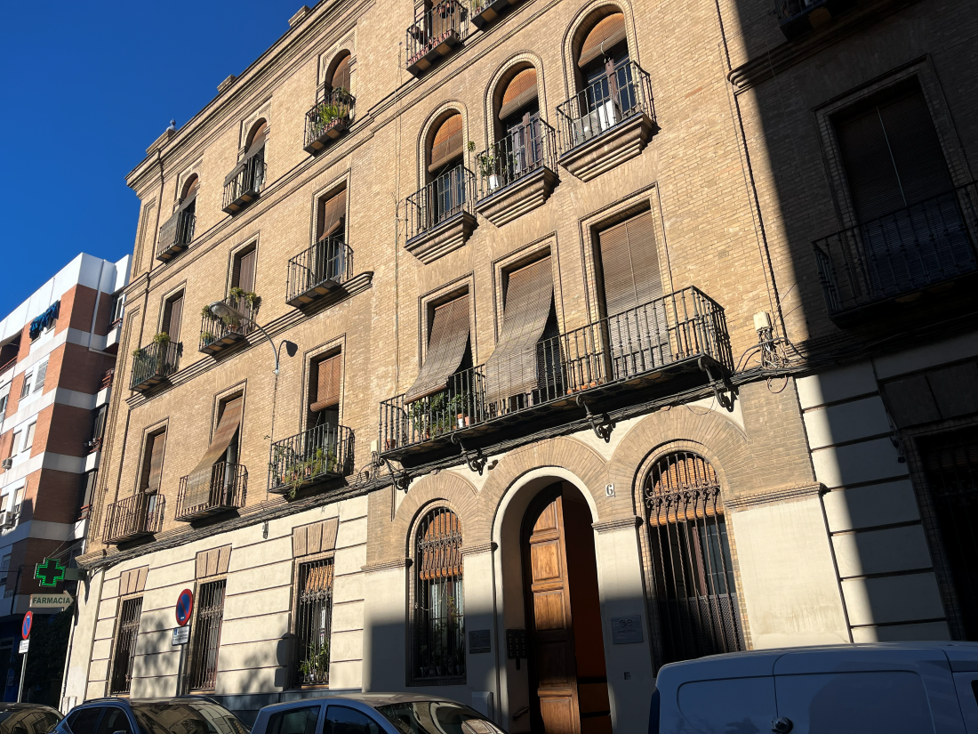 Restauracion de suelo hidraulico historico en edificio emblematico de Sevilla